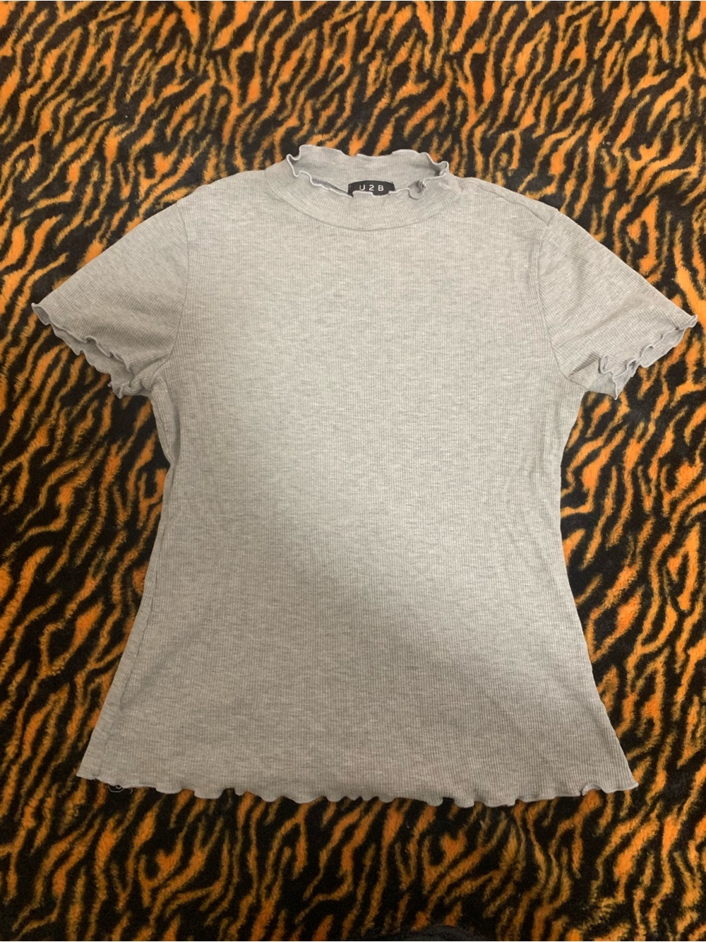 gray ruffle edge tee